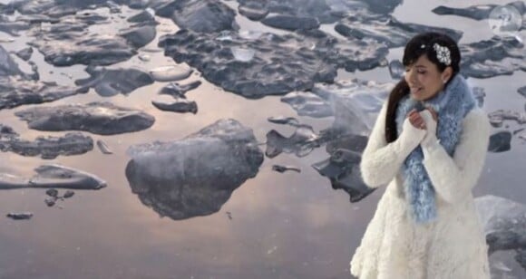 Indila dans le clip de son single "Love Story".