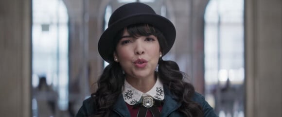 Indila dans le clip du titre "Parle à ta tête". Le 14 novembre 2019.