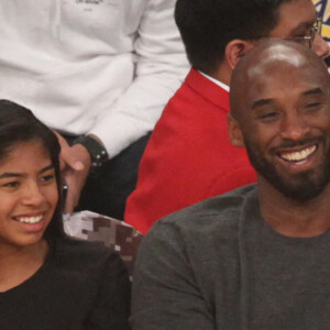 Kobe Bryant et sa fille Gianna lors d'un match opposant les Lakers de Los Angeles et les Hawks d'Atlanta le 17 novembre 2019.