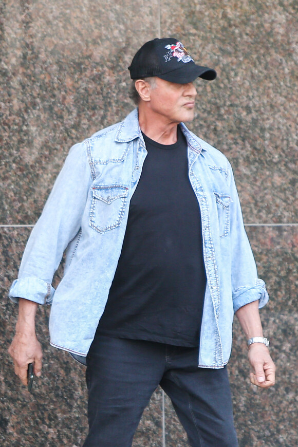 Exclusif - Sylvester Stallone 73 ans, a l'air en pleine forme alors qu'il se promène dans les rues de Beverly Hills le 13 décembre 2019