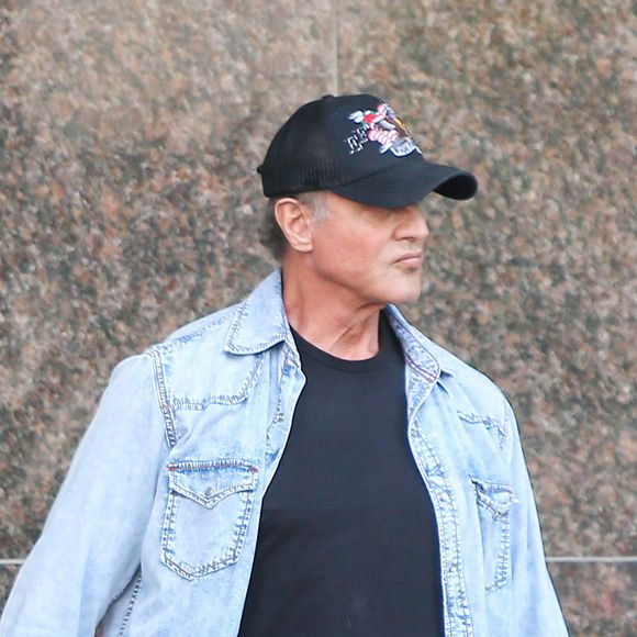 Exclusif - Sylvester Stallone 73 ans, a l'air en pleine forme alors qu'il se promène dans les rues de Beverly Hills le 13 décembre 2019