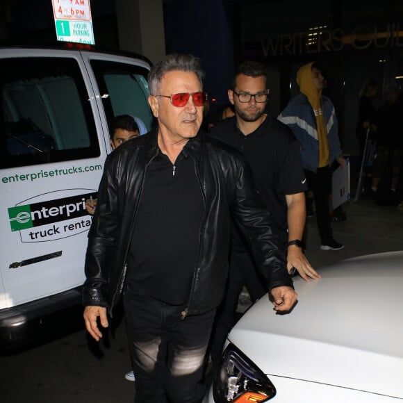 Frank Stallone à la sortie du "Writers Guild Theatre" à Los Angeles, le 21 novembre 2019.