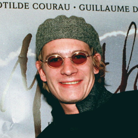 Guillaume Depardieu devant l'affiche du film "Marthe" au cinéma Max Linder à Paris, le 27 octobre 1997.