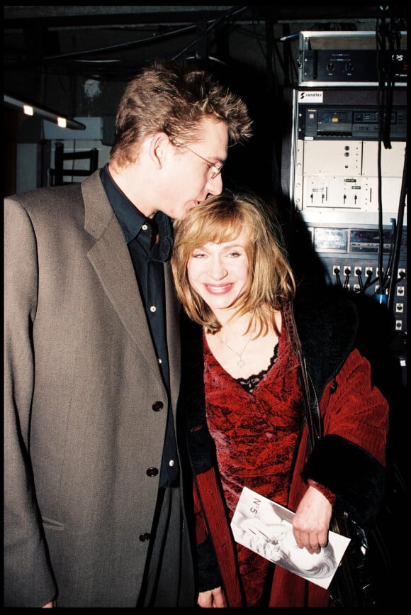 Guillaume Depardieu et sa mère Elisabeth lors d'une soirée en faveur de la lutte contre le SIDA le 12 décembre 1996.
