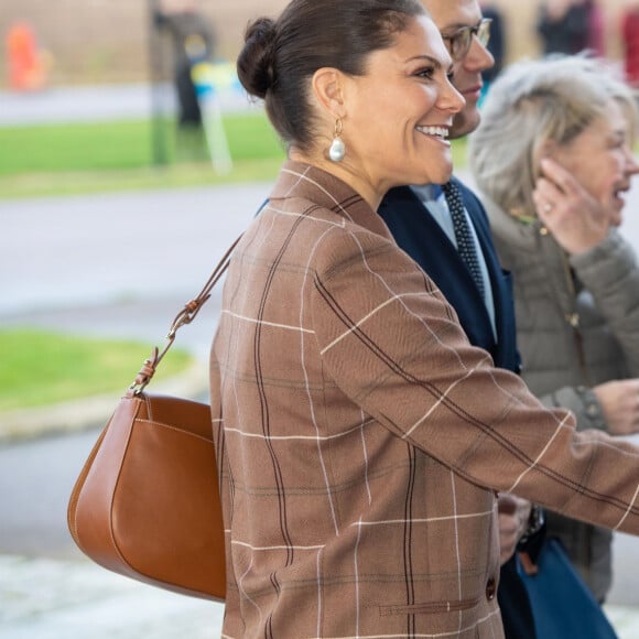 La princesse Victoria et le prince Daniel de Suède lors de leur visite de la société Valinge Innovation à Höganäs, en Scanie, le 29 janvier 2020.