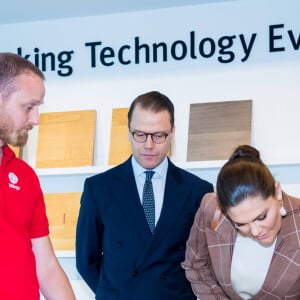 La princesse Victoria et le prince Daniel de Suède lors de leur visite de la société Valinge Innovation à Höganäs, en Scanie, le 29 janvier 2020.