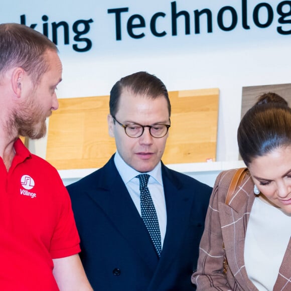 La princesse Victoria et le prince Daniel de Suède lors de leur visite de la société Valinge Innovation à Höganäs, en Scanie, le 29 janvier 2020.