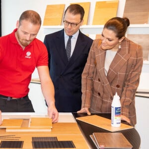 La princesse Victoria et le prince Daniel de Suède lors de leur visite de la société Valinge Innovation à Höganäs, en Scanie, le 29 janvier 2020.