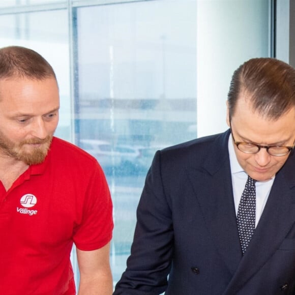 La princesse Victoria et le prince Daniel de Suède lors de leur visite de la société Valinge Innovation à Höganäs, en Scanie, le 29 janvier 2020.