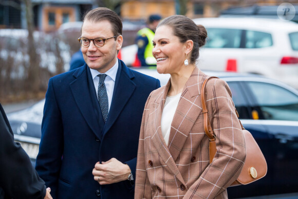 La princesse Victoria de Suède et le prince Daniel au marché de Höganäs, dans le comté de Scanie, le 29 janvier 2020.