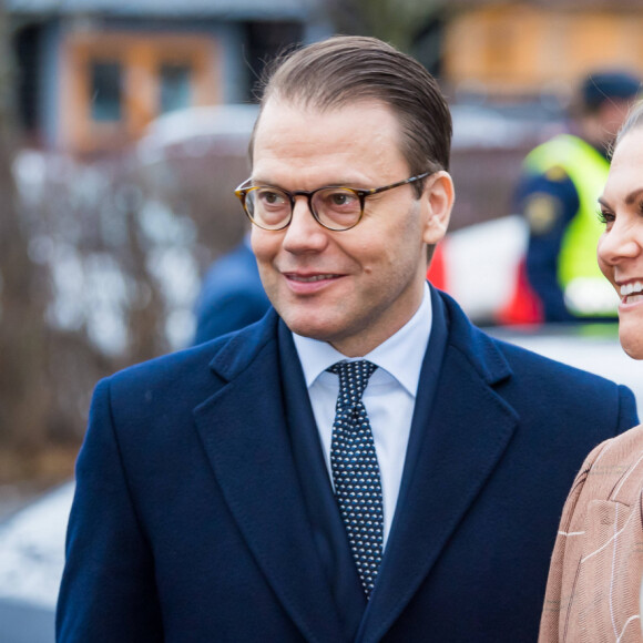 La princesse Victoria de Suède et le prince Daniel au marché de Höganäs, dans le comté de Scanie, le 29 janvier 2020.