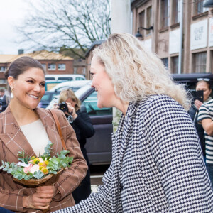 La princesse Victoria de Suède et le prince Daniel au marché de Höganäs, dans le comté de Scanie, le 29 janvier 2020.