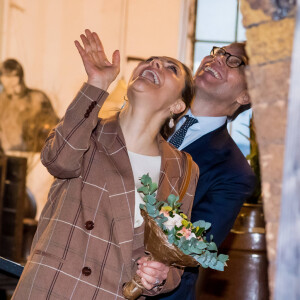 La princesse Victoria de Suède et le prince Daniel au marché de Höganäs, dans le comté de Scanie, le 29 janvier 2020.