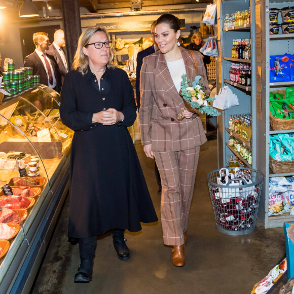 La princesse Victoria de Suède et le prince Daniel au marché de Höganäs, dans le comté de Scanie, le 29 janvier 2020.