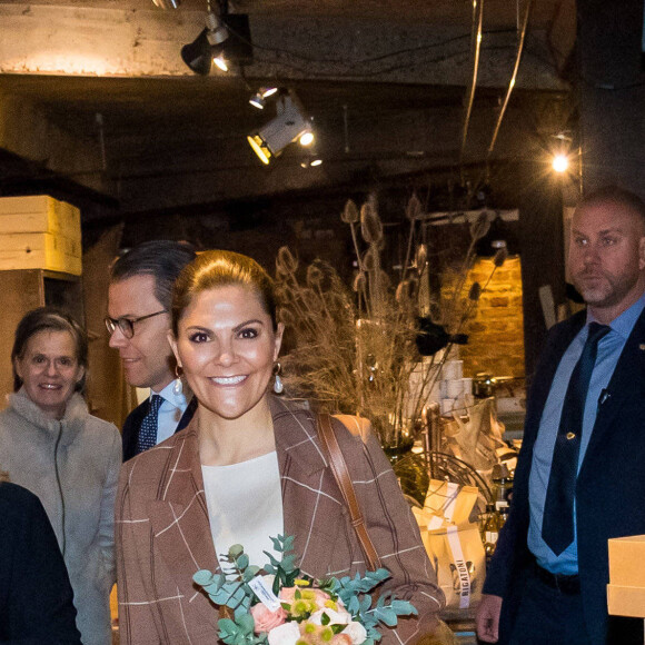 La princesse Victoria de Suède et le prince Daniel au marché de Höganäs, dans le comté de Scanie, le 29 janvier 2020.