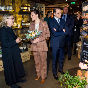 La princesse Victoria de Suède et le prince Daniel au marché de Höganäs, dans le comté de Scanie, le 29 janvier 2020.