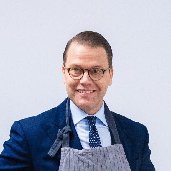 La princesse Victoria de Suède et le prince Daniel se sont essayés à la confection de céramique au centre de céramique d'Höganäs dans le comté de Scanie le 29 janvier 2020.