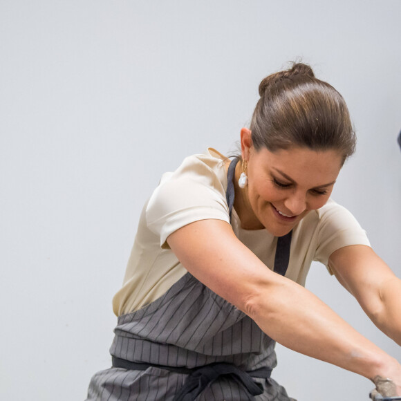 La princesse Victoria de Suède et le prince Daniel se sont essayés à la confection de céramique au centre de céramique d'Höganäs dans le comté de Scanie le 29 janvier 2020.