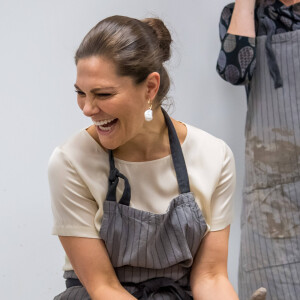 La princesse Victoria de Suède et le prince Daniel se sont essayés à la confection de céramique au centre de céramique d'Höganäs dans le comté de Scanie le 29 janvier 2020.