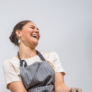 La princesse Victoria de Suède et le prince Daniel se sont essayés à la confection de céramique au centre de céramique d'Höganäs dans le comté de Scanie le 29 janvier 2020.