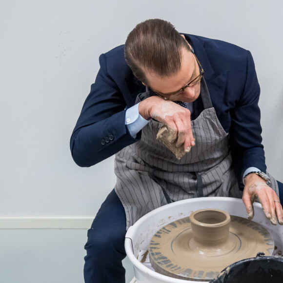 La princesse Victoria de Suède et le prince Daniel se sont essayés à la confection de céramique au centre de céramique d'Höganäs dans le comté de Scanie le 29 janvier 2020.