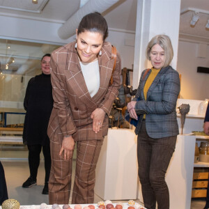 La princesse Victoria de Suède et le prince Daniel se sont essayés à la confection de céramique au centre de céramique d'Höganäs dans le comté de Scanie le 29 janvier 2020.