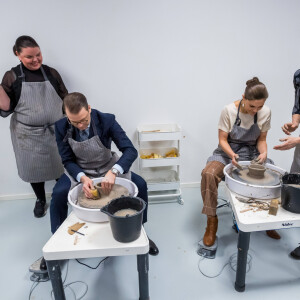 La princesse Victoria de Suède et le prince Daniel se sont essayés à la confection de céramique au centre de céramique d'Höganäs dans le comté de Scanie le 29 janvier 2020.