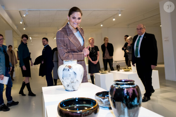La princesse Victoria de Suède et le prince Daniel au centre de céramique d'Höganäs dans le comté de Scanie le 29 janvier 2020.