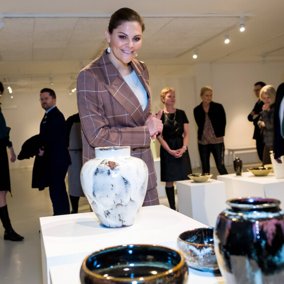 La princesse Victoria de Suède et le prince Daniel au centre de céramique d'Höganäs dans le comté de Scanie le 29 janvier 2020.