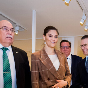 La princesse Victoria de Suède et le prince Daniel au centre de céramique d'Höganäs dans le comté de Scanie le 29 janvier 2020.