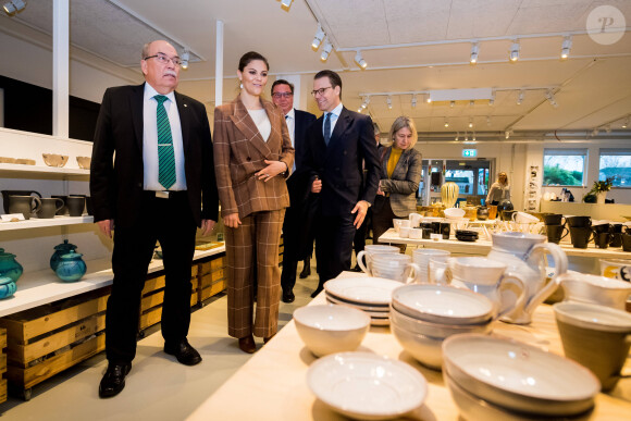 La princesse Victoria de Suède et le prince Daniel au centre de céramique d'Höganäs dans le comté de Scanie le 29 janvier 2020.