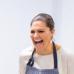 La princesse Victoria de Suède et le prince Daniel se sont essayés à la confection de céramique au centre de céramique d'Höganäs dans le comté de Scanie le 29 janvier 2020.