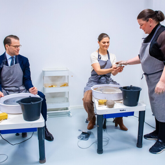 La princesse Victoria de Suède et le prince Daniel se sont essayés à la confection de céramique au centre de céramique d'Höganäs dans le comté de Scanie le 29 janvier 2020.