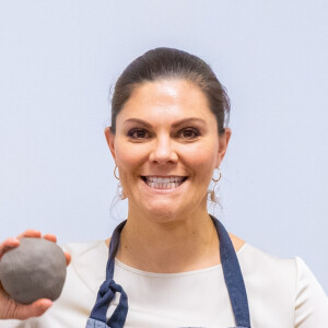 La princesse Victoria de Suède et le prince Daniel se sont essayés à la confection de céramique au centre de céramique d'Höganäs dans le comté de Scanie le 29 janvier 2020.