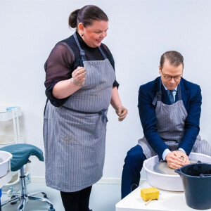 La princesse Victoria de Suède et le prince Daniel se sont essayés à la confection de céramique au centre de céramique d'Höganäs dans le comté de Scanie le 29 janvier 2020.