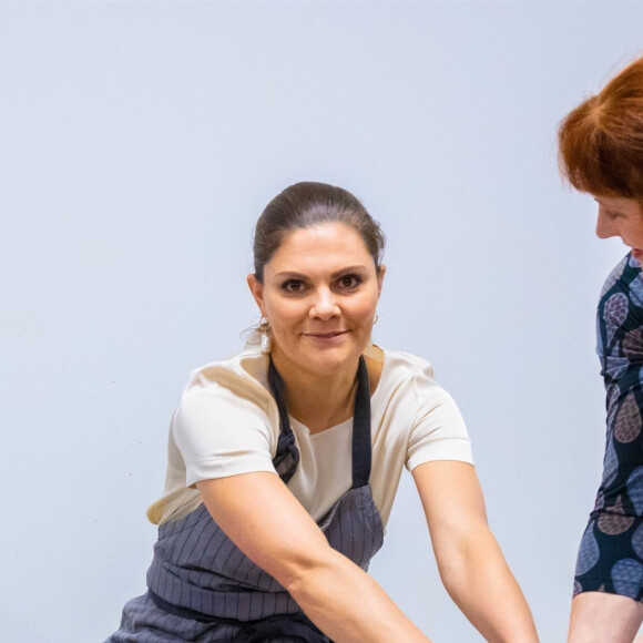 La princesse Victoria de Suède et le prince Daniel se sont essayés à la confection de céramique au centre de céramique d'Höganäs dans le comté de Scanie le 29 janvier 2020.