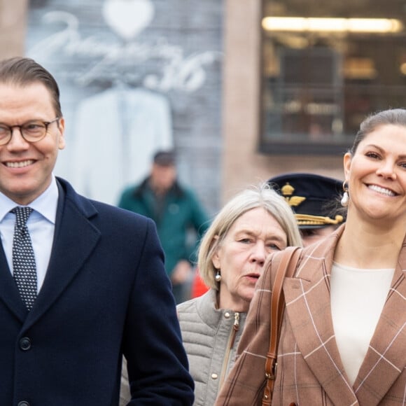 Le prince Daniel et la princesse Victoria de Suède visitant une aciérie à Höganäs le 29 janvier 2020.