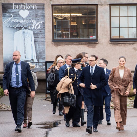 Le prince Daniel et la princesse Victoria de Suède visitant une aciérie à Höganäs le 29 janvier 2020.