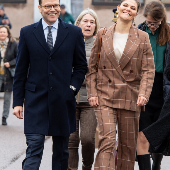 Le prince Daniel et la princesse Victoria de Suède visitant une aciérie à Höganäs le 29 janvier 2020.