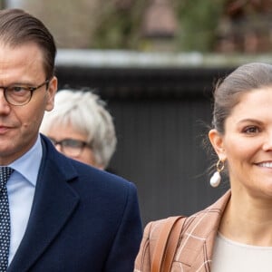 Le prince Daniel et la princesse Victoria de Suède visitant une aciérie à Höganäs le 29 janvier 2020.