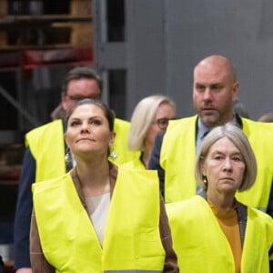 Le prince Daniel et la princesse Victoria de Suède visitant une aciérie à Höganäs le 29 janvier 2020.