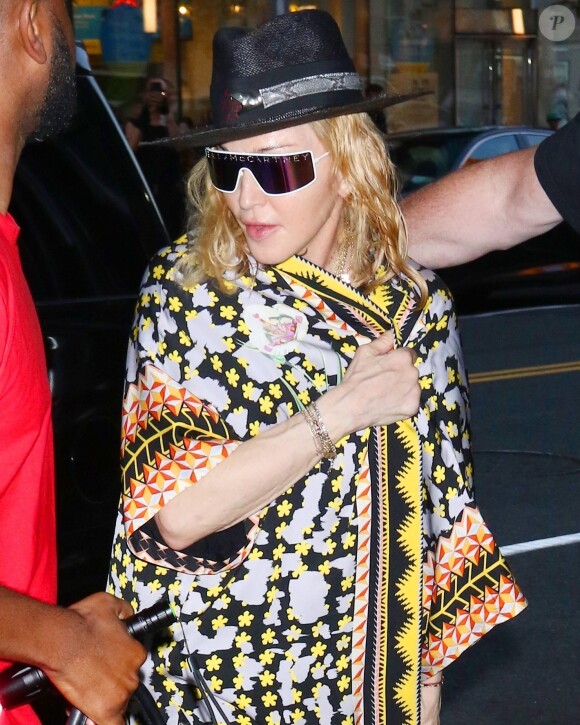 Madonna entourée de deux gardes du corps dans les rues de New York, le 17 septembre 2019.