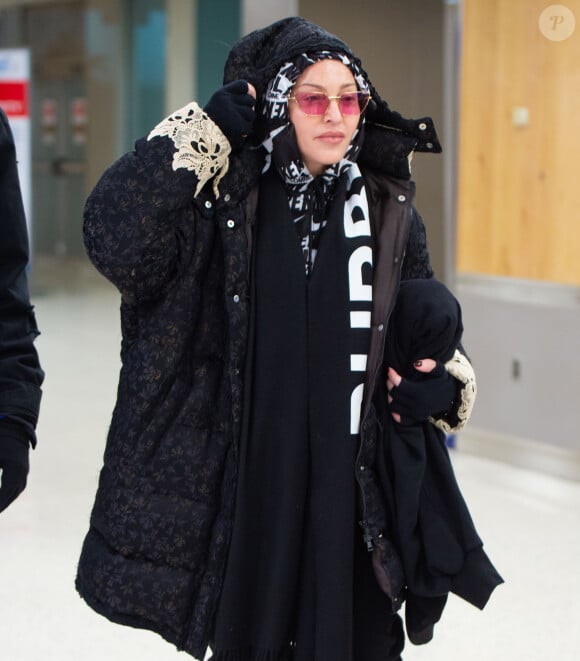 Madonna, son nouveau compagnon A.Williams et ses enfants arrivent à l'aéroport JFK à New York, le 27 décembre 2019.