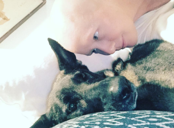 Shannen Doherty se bat contre le cancer du sein et garde le sourire grâce à sa chienne. Photo publiée sur Instagram le 25 octobre 2016.