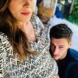 Jean-Baptiste Maunier pose avec sa compagne Léa  Arnezeder enceinte de neuf mois le 12 août 2019. 