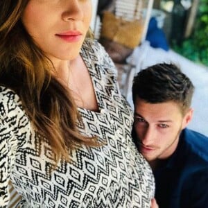 Jean-Baptiste Maunier pose avec sa compagne Léa Arnezeder enceinte de neuf mois le 12 août 2019.