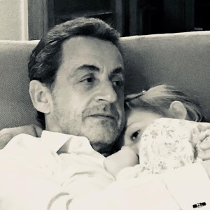 Carla Bruni poste souvent des photos de sa fille Giulia sur Instagram mais ne dévoile jamais son visage.