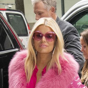 Jessica Simpson, toute de rose vêtue, arrive au siège de Buzz Feed à New York. Le 4 février 2020.