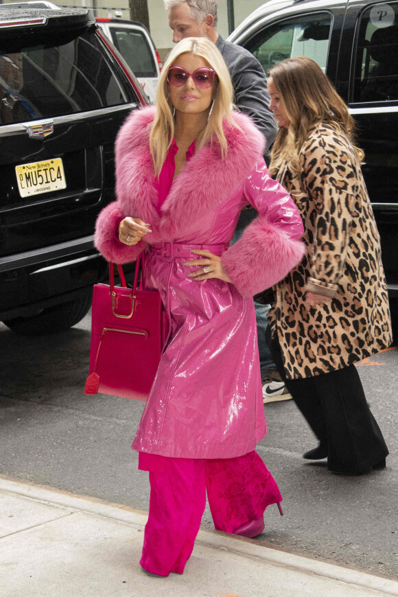 Jessica Simpson, toute de rose vêtue, arrive au siège de Buzz Feed à New York. Le 4 février 2020.