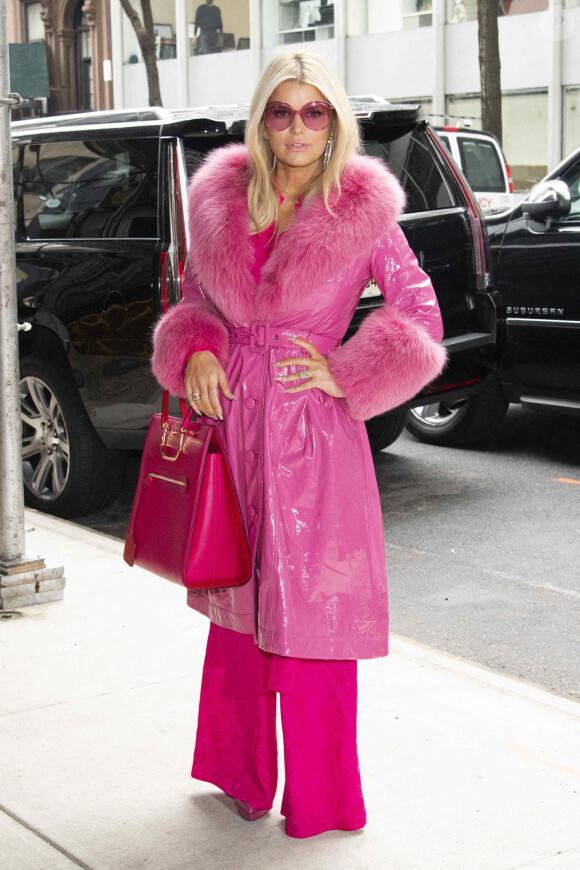 Jessica Simpson, toute de rose vêtue, arrive au siège de Buzz Feed à New York. Le 4 février 2020.